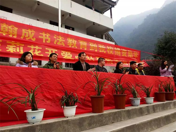 濰柴福湘走進(jìn)湘西獻(xiàn)愛心,助困難學(xué)生實現(xiàn)上學(xué)的愿望