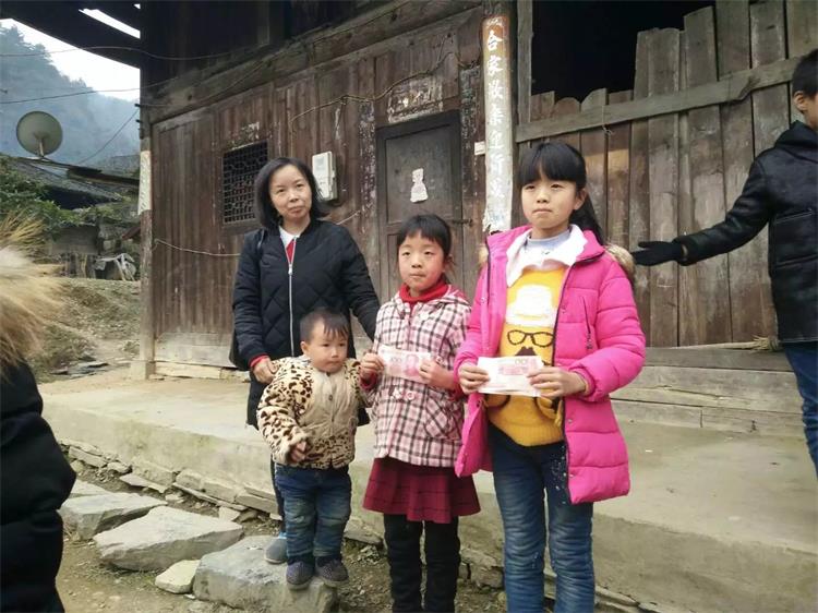 濰柴福湘走進(jìn)湘西獻(xiàn)愛心,助困難學(xué)生實現(xiàn)上學(xué)的愿望